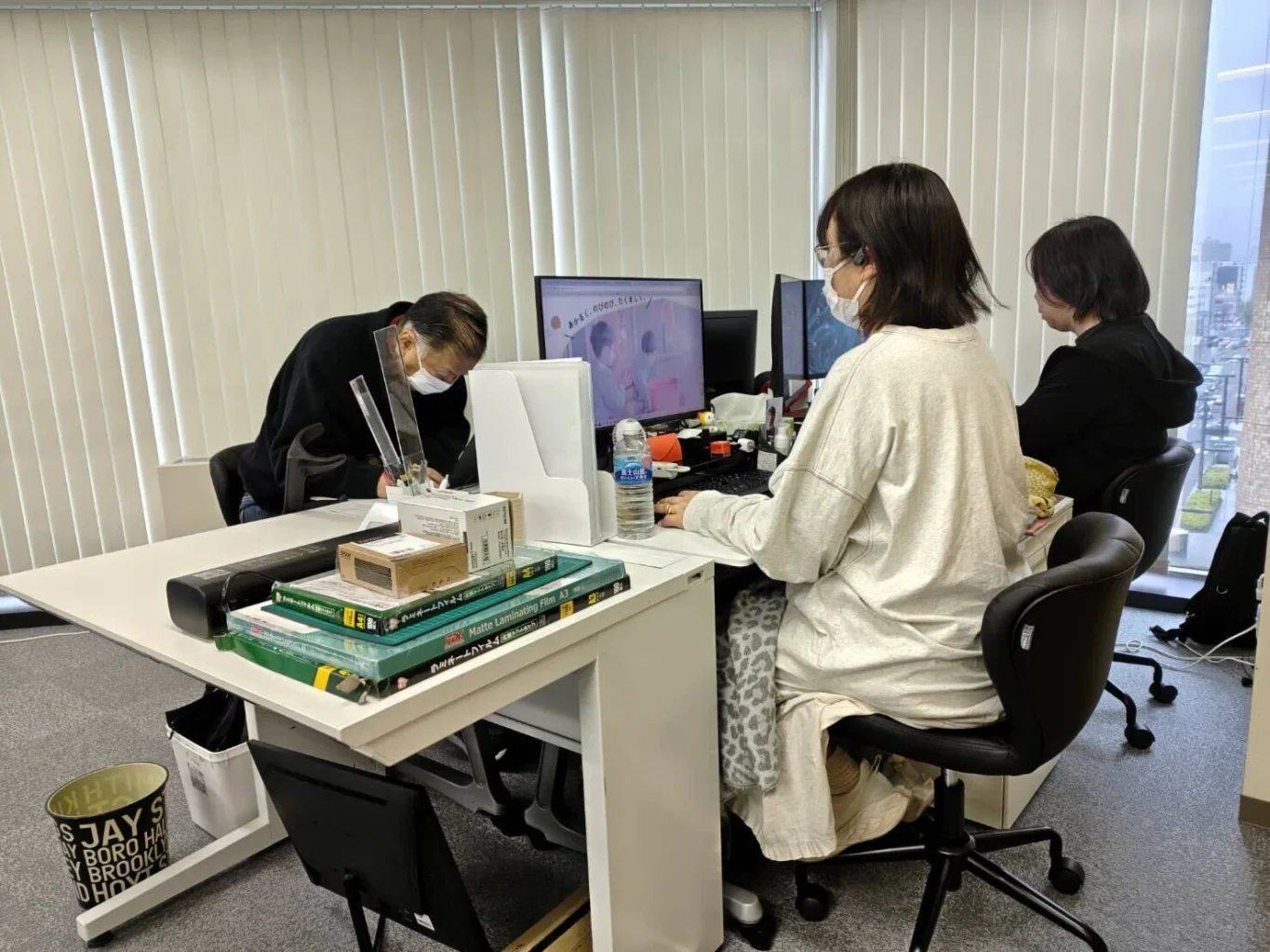 パソコンに向かって作業をしている様子