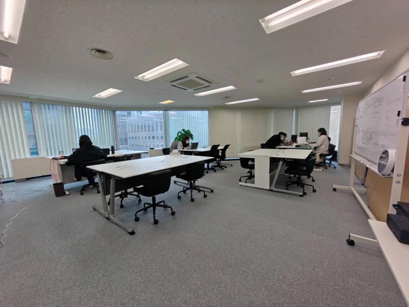 オフィスのデスクで作業している様子