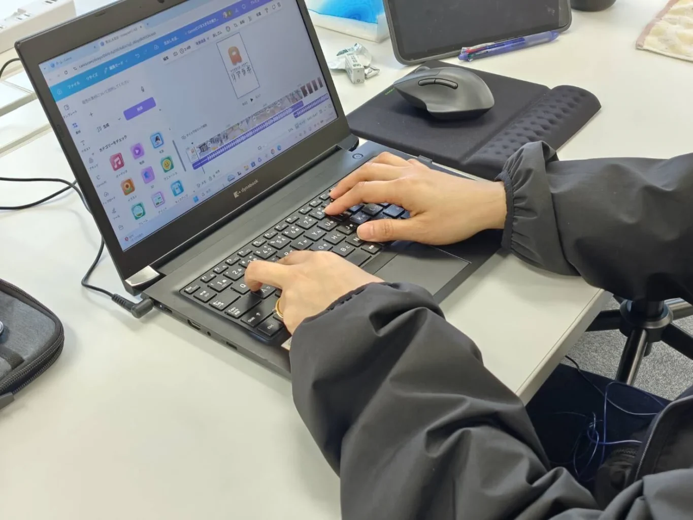 パソコンに打ち込んで作業している様子